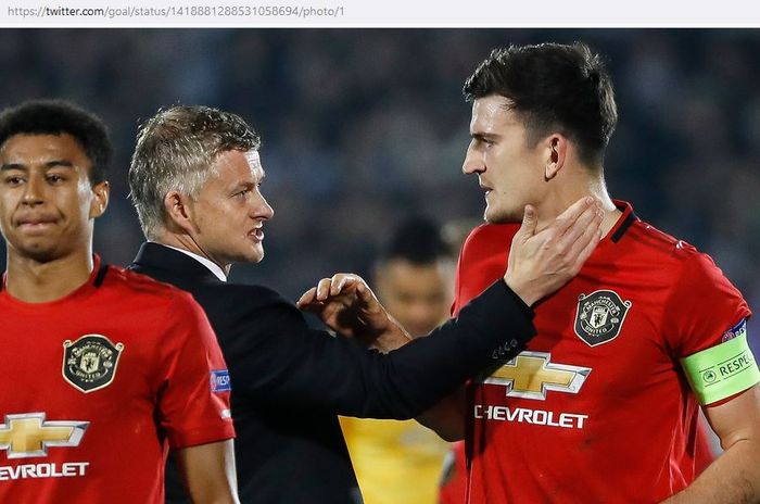 Pelatih Manchester United, Ole Gunnar Solskjaer, berbicara dengan Harry Maguire.