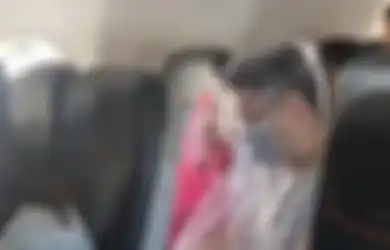 Lengkap dengan Masker dan Sarung Tangan, Sepasang Penumpang Pesawat Ini Ketahuan Menutupi Tubuh Mereka dengan Plastik untuk Cegah Virus Corona: Aku Akan Melakukan Hal yang Sama