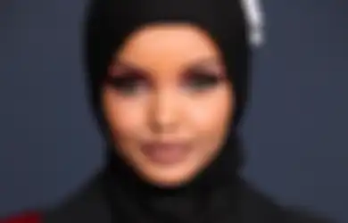 5 Baju Lebaran ala Halima Aden, Supermodel Hijabi Pertama Dunia