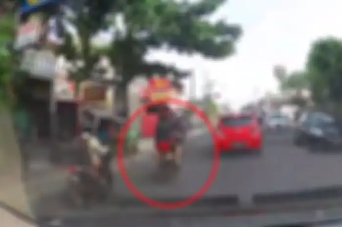 Pengendara motor tertabrak karena ngebut kejar lampu hijau