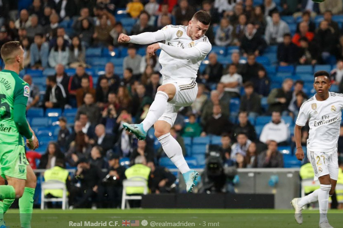 Striker Real Madrid, Luka Jovic, menyundul bola yang kemudian berbuah gol ke gawang Leganes pada lanjutan Liga Spanyol, Kamis (31/10/2019) di Stadion Santiago Bernabeu, Madrid.