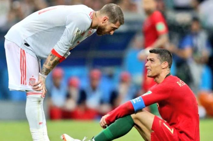 Sergio Ramos dan Cristiano Ronaldo dalam sebuah laga Portugal vs Spanyol.