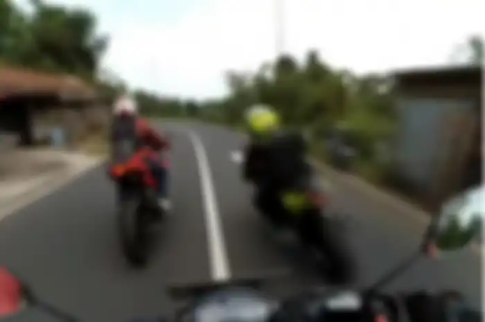 Motor sport menyalip di tikungan hingga nyusruk