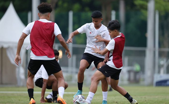 Pemain timnas U-19 Indonesia saat menjalani latihan di Lapangan A, Komplek Gelora BUng Karno, Jakarta, Jumat (26/8/2022).