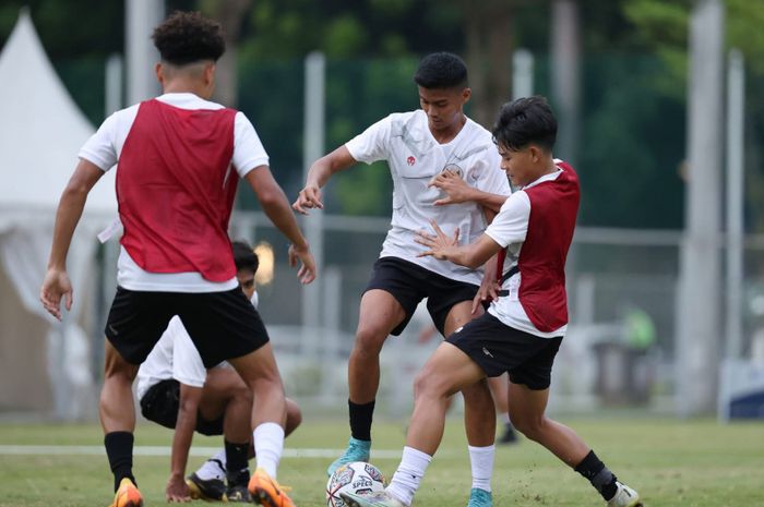 Pemain timnas U-19 Indonesia saat menjalani latihan di Lapangan A, Komplek Gelora BUng Karno, Jakarta, Jumat (26/8/2022).