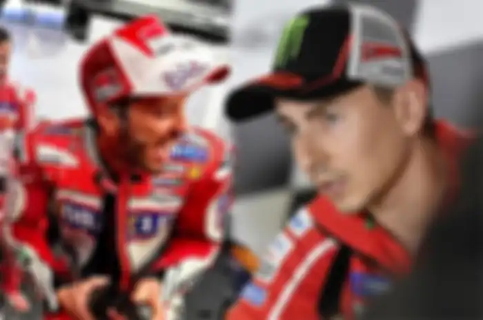 Dua pembalap MotoGP tim Ducati, Andrea Dovizioso (kiri) dan Jorge Lorenzo.