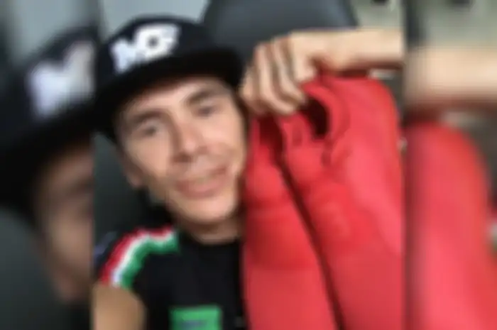 Scott Reding dapat sepatu dari Marc Marquez