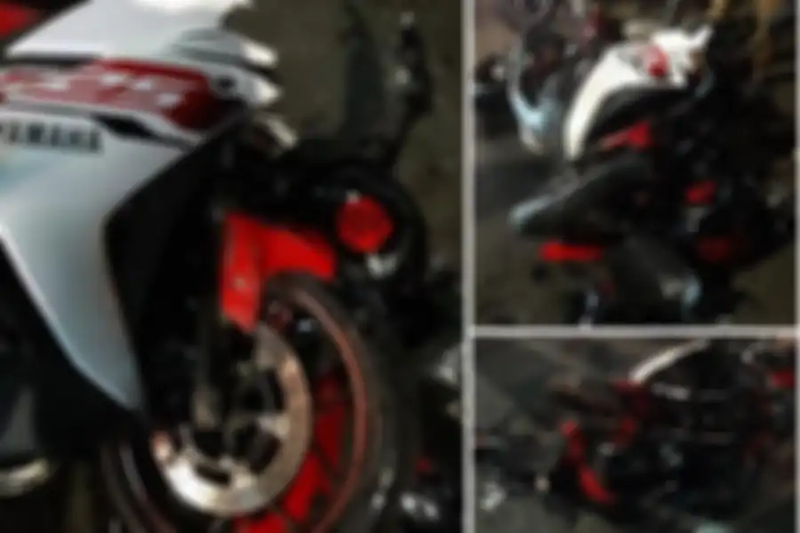 Yamaha R25 remuk akibat tabrak mobil