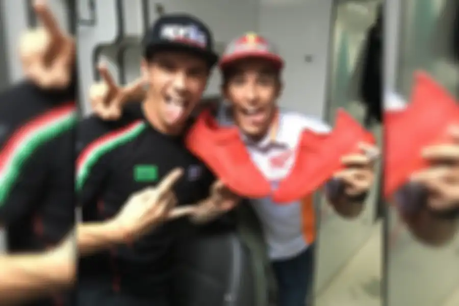 Scott Reding dapat sepatu dari Marc Marquez