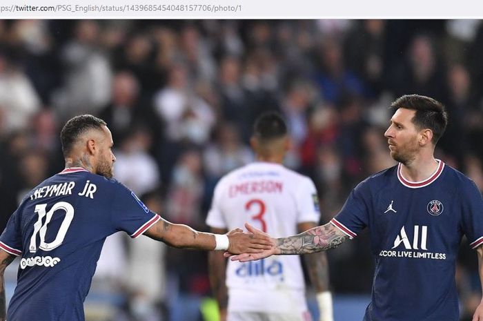 Megabintang Paris Saint-Germain, Lionel Messi, melakukan selebrasi bareng Neymar dalam laga Liga Prancis kontra Olympique Lyon di Stadion Parc des Princes, Minggu (19/9/2021).