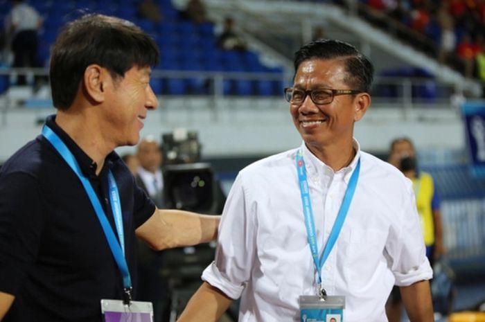 Pelatih Timnas U-23 Vietnam Hoang Anh Tuan (kanan) berbincang santai dengan Shin Tae-yong dalam final Piala AFF U-23 2023 di Rayong, Thailand, 26 Agustus 2023.