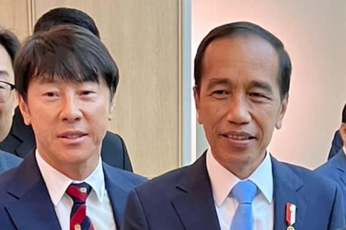 Pemandangan menarik terjadi saat pelatih timnas Indonesia, Shin Tae-yong, mendapatkan kesempatan bertemu langsung dengan Presiden RI, Joko Widodo, dan Menteri BUMN Erick Thohir di Korea Selatan pada Kamis (28/7/2022).