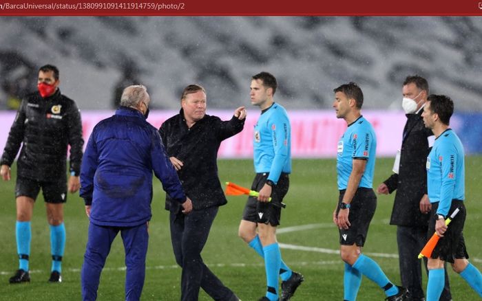 Ronald Koeman menghampirit wasit Jesus Gil Manzano usai laga Real Madrid vs Barcelona.