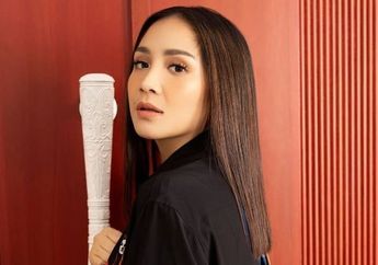 Kakinya Malah Bikin Salfok, Begini Gaya Nagita Slavina Pakai Mini Dress yang Dipadukan dengan Sepatu Heels Transparan