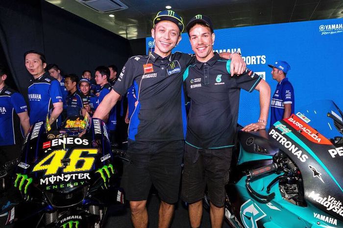 Valentino Rossi (kiri) dan muridnya yaitu Franco Morbidelli (kanan) saat menjalani tes pramusim di Sirkuit Sepang.