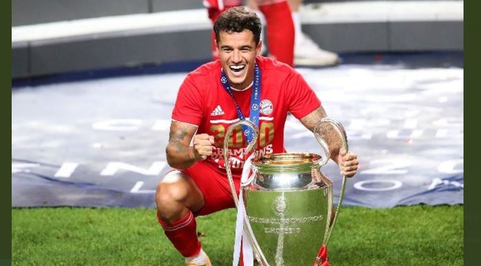 Philippe Coutinho berpose dengan trofi juara Liga Champions Bayern Muenchen.