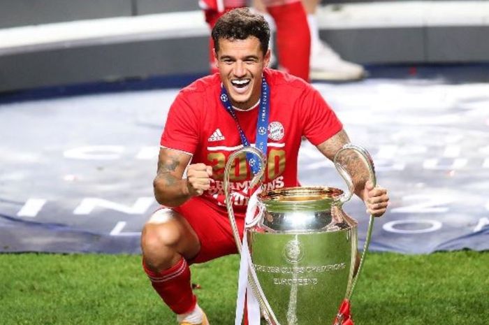 Philippe Coutinho berpose dengan trofi juara Liga Champions Bayern Muenchen.