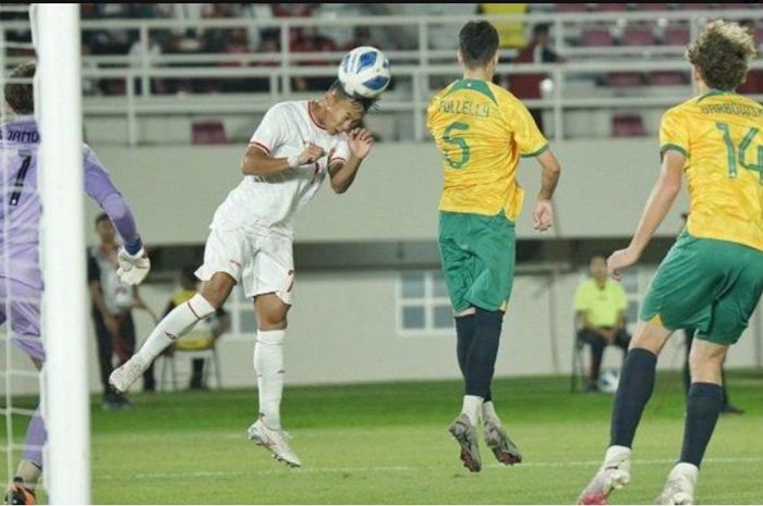 Striker Timnas U-17 Indonesia Zahaby Gholy menyundul bola saat melawan Australia dalam semifinal Piala ASEAN (AFF) U-16 2024 di Stadion Manahan Surakarta, 1 Juli 2024.