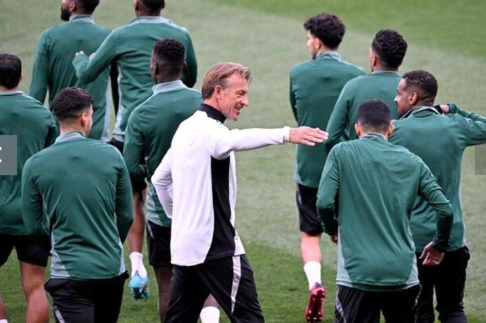 Pelatih Timnas Arab Saudi Herve Renard berinteraksi dengan para pemainnya saat sesi latihan di Melbourne Rectangular Stadium, Rabu (13/11/2024), menjelang putaran ketiga Kualifikasi Piala Dunia 2026 kontra Australia.