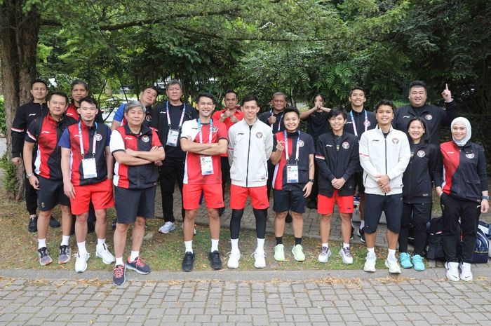 Tim Bulu Tangkis Indonesia berfoto di Perkampungan Atlet Olimpiade Paris 2024, Selasa (23/7/2024). Jonatan Christie dkk siap memulai pertandingan perdana.