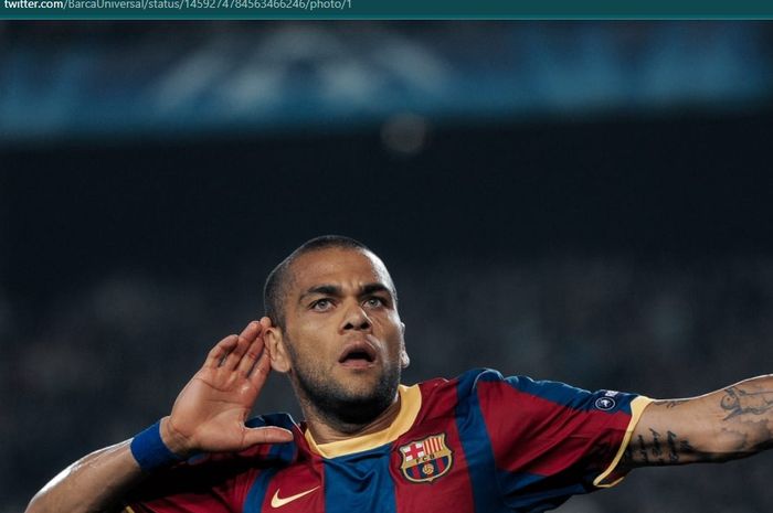 Dani Alves memperlihatkan tingkah unik saat diperkenalkan Barcelona, yakni bertelanjang kaki dan mencium rumput Camp Nou.