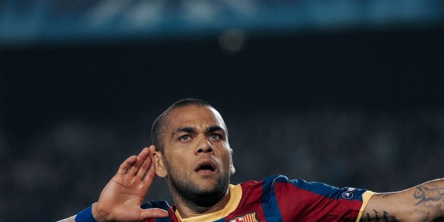 Diperkenalkan Barcelona, Dani Alves Telanjang Kaki dan Cium Rumput Camp Nou