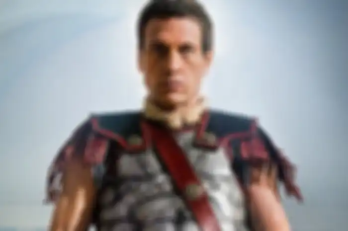 Marcus Licinius Crassus, orang paling kaya di Dunia Romawi, dari hasil merampas rumah milik orang terbunuh.