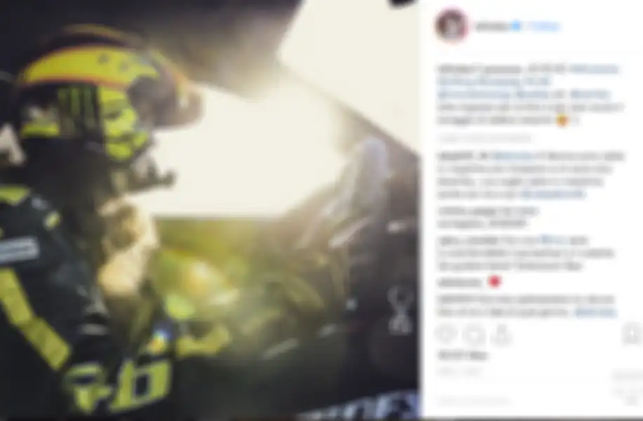 Selain suka jalan-jalan dan sudah jadi kekasih pembalap F1 Fernado Alonso, Linda Morselli masih menyimpan foto kenangan saat ketika bersama Valentino Rossi, ini salah satu buktinya