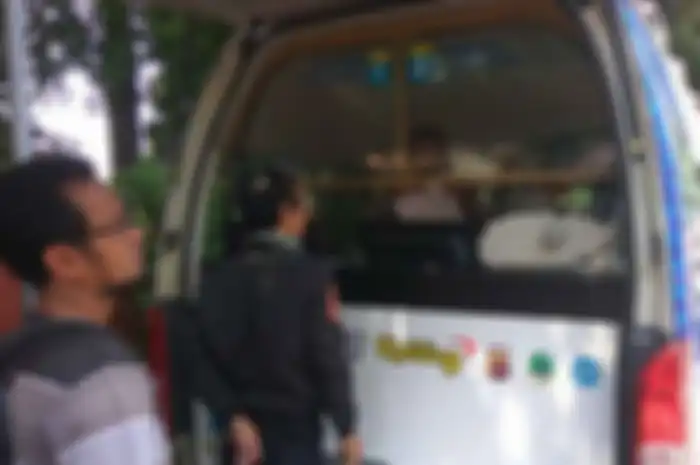 Pemilik kendaraan antri membayar pajak