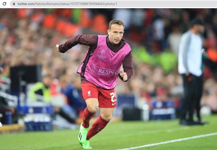 Arthur Melo saat melakukan pemanasan bersama Liverpool dalam sebuah laga Liga Champions 2022-2023.