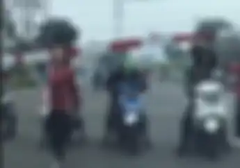 Ini Tanggapan KAI tentang Pengendara Motor Nekat Membuka Palang Perlintasan Kereta Api