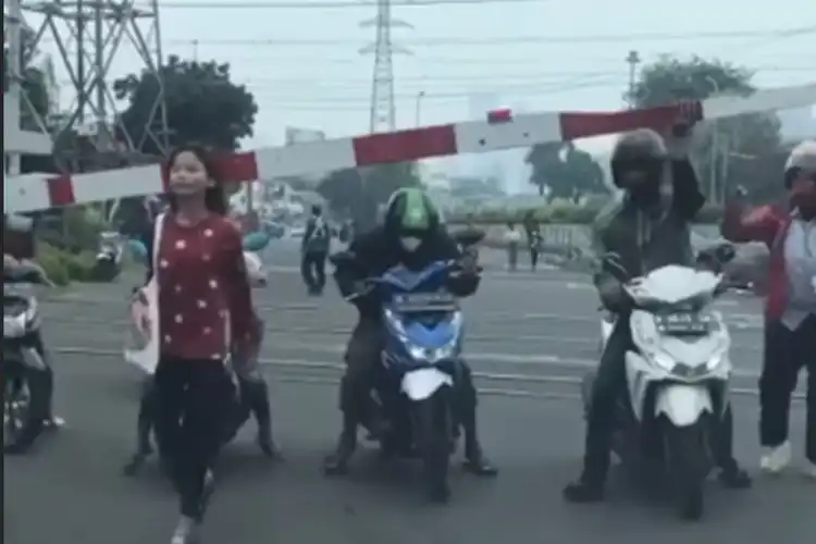 Ini Tanggapan KAI tentang Pengendara Motor Nekat Membuka Palang Perlintasan Kereta Api
