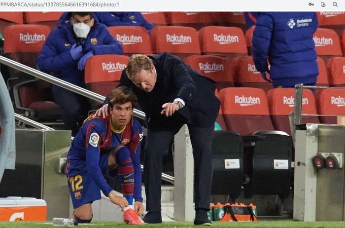 Ronald Koeman dan Riqui Puig saat berada di pinggir lapangan dalam sebuah laga yang dilakoni Barcelona.