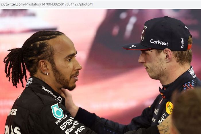 Pembalap Mercedes, Lewis Hamilton (kiri) memberikan selamat kepada pembalap Red Bull Racing, Max Verstappen (kanan) saat bertemu di F1 GP Abu Dhabi 2021 di Sirkuit Yas Marina, Minggu (12/12/2021). 