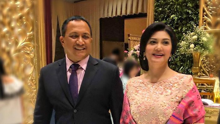 Bella Saphira dan sang suami