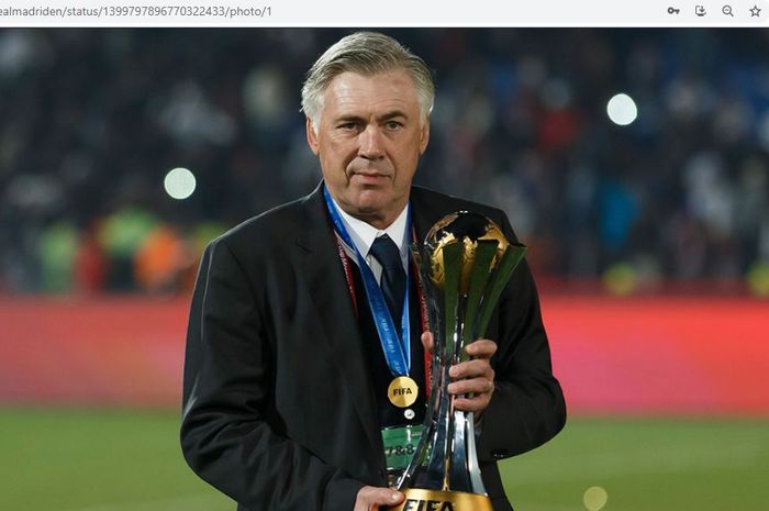 Carlo Ancelotti saat berpose dengan trofi Piala Dunia Klub yang diraih bersama Real Madrid pada 2014/2015.