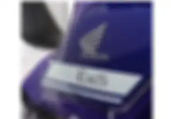 Mau Lepas Emblem Timbul di Motor? Gampang, Modal Benang Layangan Enggak Sampai Semenit Copot