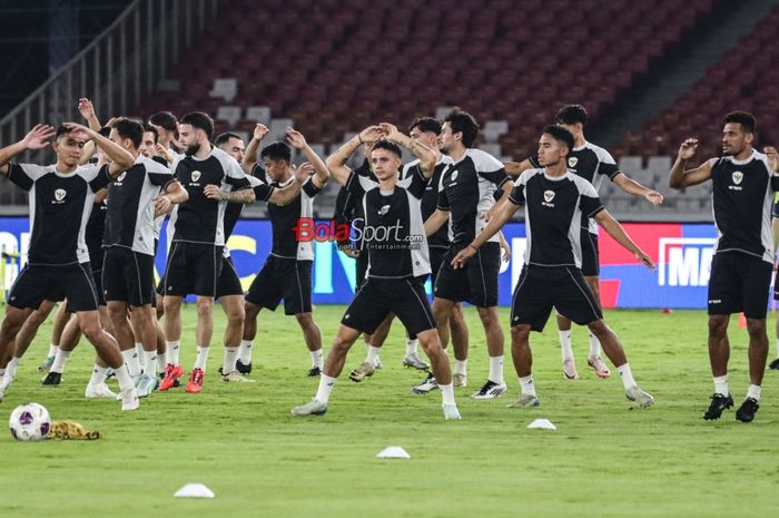 Para pemain Timnas Indonesia berlatih di Stadion Utama Gelora Bung Karno, Jakarta, Senin (18/11/2024) malam, untuk menghadapi Arab Saudi.