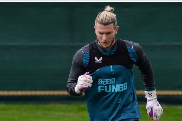 AC Milan dikabarkan memiliki peluang untuk merekrut eks kiper gagal Liverpool, Loris Karius, seiring cedera Marco Sportiello.