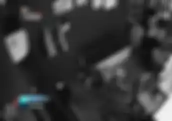 Viral! Video Detik-detik Geng Motor Menyerang Tempat Pangkas Rambut di Depok