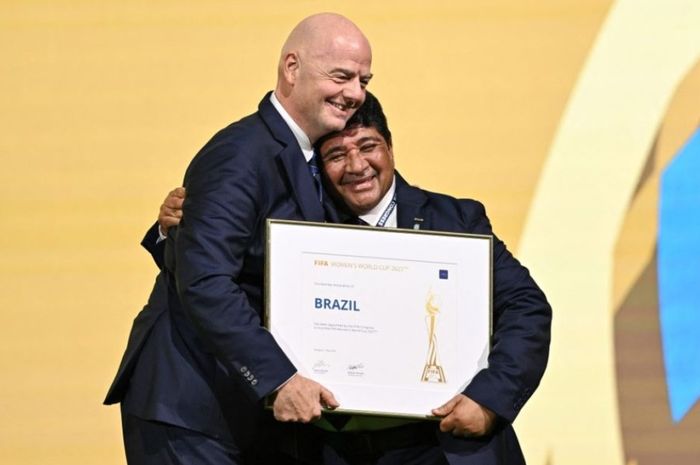 Presiden Konfederasi Sepak Bola Brasil Ednaldo Rodrigues (kanan) berpelukan dengan Presiden FIFA Gianni Infantino dalam sebuah acara.