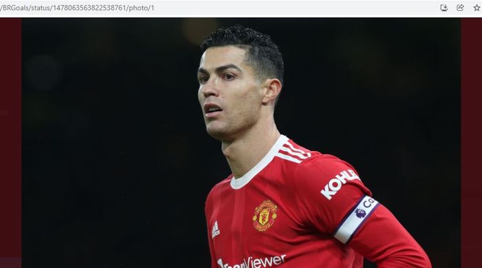 Momen Cristiano Ronaldo menjadi kapten Manchester United saat melawan Wolverhampton Wanderers dalam laga Liga Inggris di Stadion Old Trafford, Senin (3/1/2022).