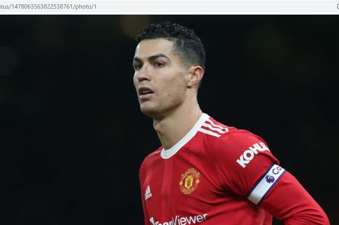 Megabintang Manchester United, Cristiano Ronaldo, dinilai memasuki masa suram karena rekan setimnya main tak becus. 