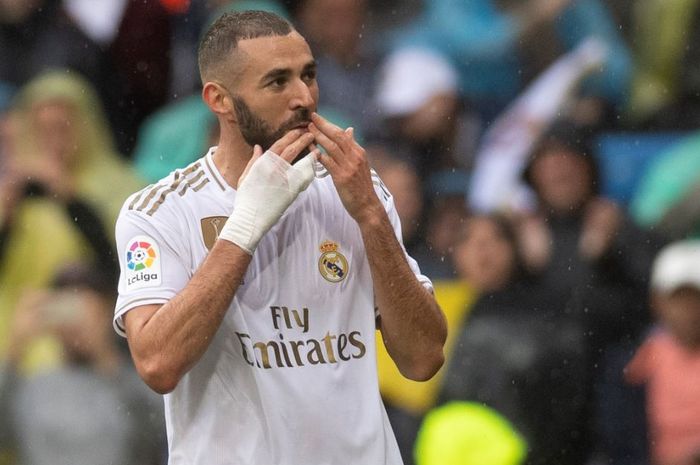 Karim Benzema mencetak gol hanya 102 detik dalam kemenangan Real Madrid 4-2 atas Granada, Sabtu (5/10/2019), di Stadion Santiago Bernabeu, Madrid.