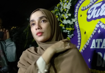 Datang Melayat, Ussy Sulistiawaty Sebut Nindy Ayunda Cukup Tabah Hadapi Kepergian Sang Ayah