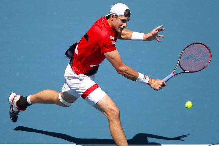 Petenis John Isner saat berlaga pada babak semifinal Miami Open 2019