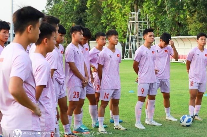 Para pemain Timnas U-16 Vietnam berlatih tendangan penalti jelang laga melawan Thailand di semifinal ASEAN Cup U-16 2024.