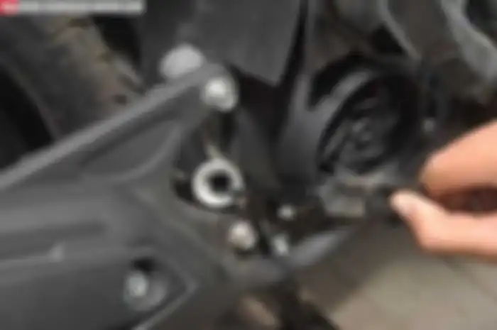 Ilustrasi ganti oli motor matik