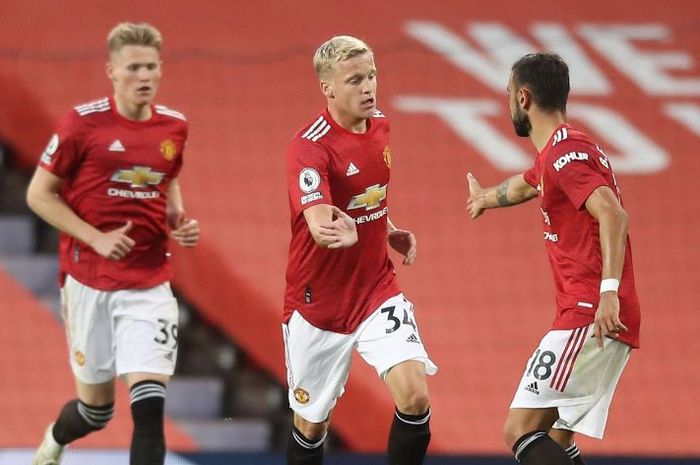 Donny van de Beek (tengah) mencetak gol untuk Manchester United ke gawang Crystal Palace dalam laga perdana mereka di Liga Inggris 2020-2021.