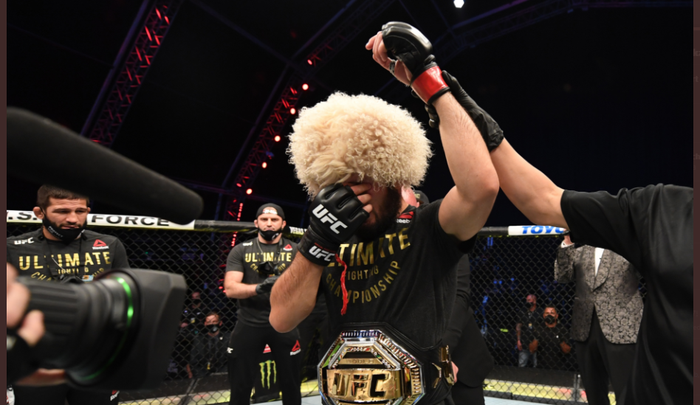 Petarung kelas ringan UFC, Khabib Nurmagomedov, menangis setelah menjadi pemenang pada ajang UFC 254, Minggu (25/10/2020).